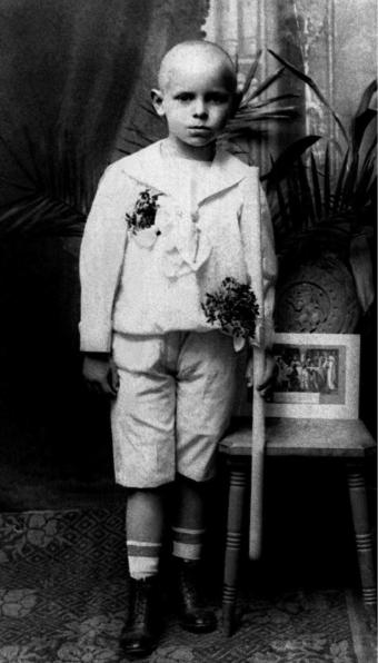 El Papa  durante su primera comunión puede apreciarse en esta foto de archivo