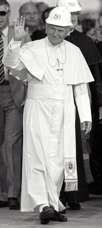 El Papa Juan Pablo II aparece en esta foto con vestimenta industrial  en una reunión que sostuvo con trabajadores de una fábrica de acero en Sideny en noviembre de 1986