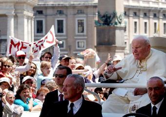 El Papa sufre la enfermedad de Parkinson y una artritis severa que el pasado otoño boreal le impidió durante unos días leer sus propios discursos.