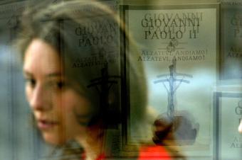 Juan Pablo II, el tercer Papa más longevo de la historia, comparte sus memorias con el mundo en su nuevo libro 'Levantaos. ­Vamos!', del que sólo en Italia se han impreso para la venta 500.000 ejemplares.