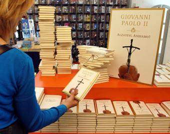 El Papa Juan Pablo II celebró su cumpleaños número 84 con el lanzamiento de un nuevo libro destinado a convertirse en un éxito, y con una ronda rutinaria de audiencias con visitantes