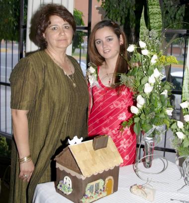  19 de mayo   Cristina  Esquivel González, en la despedida de soltera organizada por su suegra, Irma Esther Morales  de Caldera.