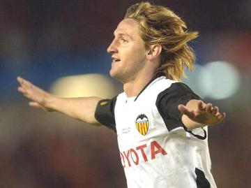 Cuando parecía que la primera parte no daba para más se produjo la que fue la clave del partido. Un derribo en el área de Fabien Barthez a Miguel Angel Ferrer 'Mista', cuando el murciano trataba de superarle, significó un penalti en el minuto 44 y la consiguiente expulsión del meta internacional francés.