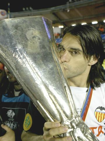 El Valencia, con la victoria frente al Olympique de Marsella (2-0) en la final de la Copa de la UEFA, ha sumado su quinto título europeo, tras las dos Copas de Ferias, la Recopa y la Supercopa que ya figuran en sus vitrinas. Reuters