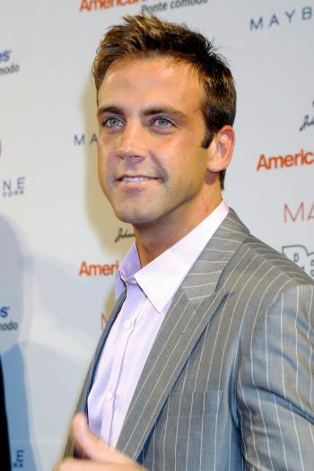 El simpático actor, cantante y conductor de televisión Carlos Ponce bromeó con la prensa, a la que aseguró que quien le escogió entre los 50, 'le falta un tornillo'.