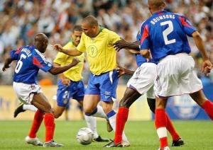 El diario O Globo de Río de Janeiro tituló que 'Fiesta sin goles en el Stade de Francia' y 'En un partido de bajo nivel técnico, Sao Caetano y Boca Juniors empataron sin goles'.
 El Jornal do Brasil de Río de Janeiro reportó que 'Brasil y Francia dejan a la FIFA sin goles en el centenario' y 'Sao Caetano para en la `Boca' Juniors. 

Jugando en casa, equipo del ABC empató sin goles con los argentinos'.