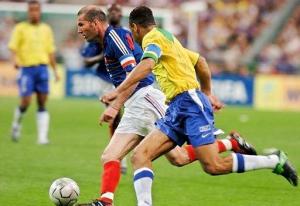 La prensa brasileña se mostró decepcionada por los empates sin anotaciones de la selección mayor ante Francia, en el centenario del a FIFA, y de Sao Caetano en casa ante Boca Juniors, por la Copa Libertadores.

Brasil y Francia, últimos campeones mundiales y con todos sus estelares jugadores, igualaron 0-0 en París, en la fiesta por los 100 años de la Federación Internacional del Futbol Asociación (FIFA).
