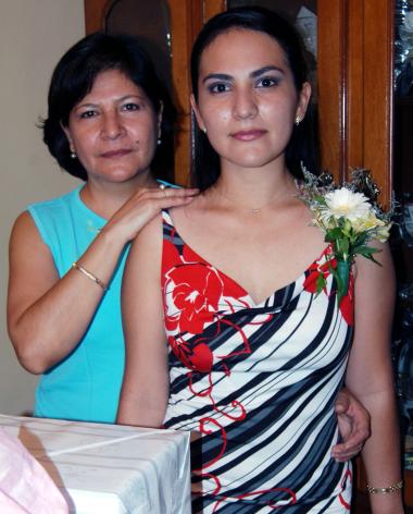 Diana Patricia Contreras Mejía acompañada de Martha Isabel aguilera, organizadora de su despedida de soltera.