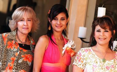  22 de mayo   Lissette en compañia de las organizadoras de su despedida, Leticia Ancira de Leal y Laura Moreno  de Díaz.