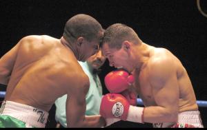 En gran parte del combate, Chávez fue hacia atrás, pero a pesar de ello aplicó dos certeros ganchos de zurda al hígado de su rival y con derechazo paró la ofensiva de Randall.