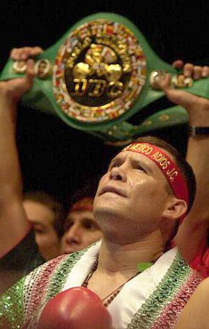 Con las notas del mariachi y música de tambora, el público mexicano despidó al ídolo sonorense en una cita que resultó inolvidable para el boxeo mexicano.