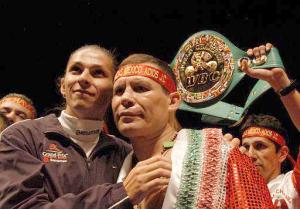 Un escenario a modo para el retiro del múltiple campeón mexicano, quien padeció los síntomas del tiempo, pues se vio lento.
Aquí al final con la famosa Ana Gabriela Guevara quien acudió a felicitarlo por el triunfo merecido.