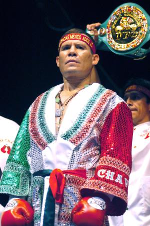 Luego de un cerrado pasaje, en el cual, el estadounidense Frankie Randall fue más rápido que el ex campeón mexicano Julio César Chávez; el César del boxeo se retiró con todos los honores y una victoria por decisión unánime que cimbró a la Plaza de Toros México.