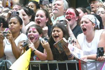La estrella de Harry Potter, Daniel Radcliffe, fue asaltado por una muchedumbre de bulliciosas jovencitas que lo esperaban para el estreno del más reciente episodio en Nueva York.