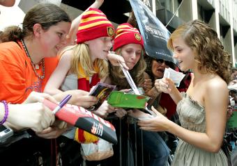 Emma Watson,  quien interpreta el papel de Hermione Granger repartió autógrafos a sus fans