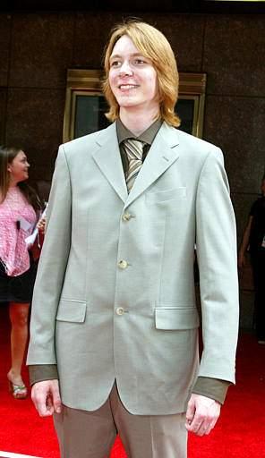 En 'Harry Potter y el Prisionero de Azkabán' Harry y sus amigos regresan para el tercer años en la Escuela de los Hogwarts para Hechicería y Magia.
Se ven forzados a enfrentar a un mago asesino que se ha escapado de prisión. 



James Phelps lució un elegante porte a su paso por la alfombra roja