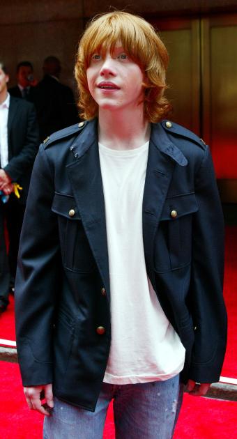 Uno de los que más cambió fue Rupert Grint, quien interpreta al amigo de Harry, Ron Weasley, en la Escuela Hogwarts y llegó a la premier luciendo un corte de pelo largo y alborotado.