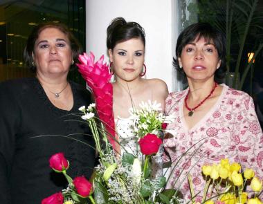 Ivette Andrade Casillas acompañada de las organizadoras de su despedida de soltera, Belia Casillas de Andrade y Belia de Gómez.