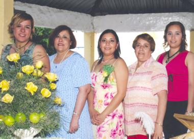 Ruth Graciela Espino Esquivel con las anfitrionas de su despedida de soltera, ana Catalina Martínez del Río, María catalina del Río de Martínez, graciela Esquivel de Espino y Jessica Espino Esquivel.