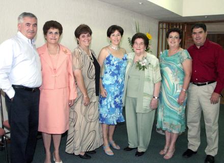 Asunción de Belausteguigoitia acompañada de sus hijos Íñigo, Asun, Amaya, Lourdes, Miren e Iñaki, en el festejo que le organizaron por sus 80 años de vida.