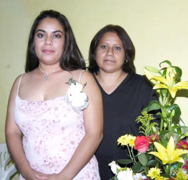 Claudia González Vega en compañia de Mary Paz Vega de González, organizadora de su despedida de soltera.