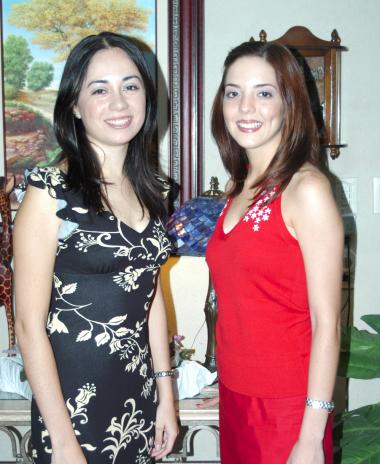  26 de mayo   
Katia Carrete Montes y María Fernanda Ortiz Woolfolk, captadas en la despedida de solteras que se les ofreció por sus respectivos matrimonios.