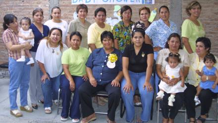  28 de mayo  
Rosario Pérez de Chávez, acompañada de algunas de las asistentes a su fiesta de regalos.