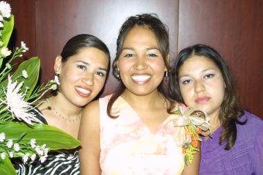 Heidi Consuelo Villarreal Espinoza acompañada de sus hermanas, Aranzazú e Hilda Villarreal, en su despedida de soltera.