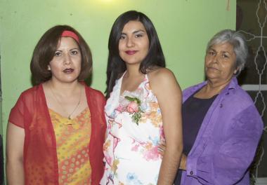 Érika Judith Rorres Zapata acompañada de  Dora Elia Hernández y Claudia Viridiana Moreno, en su despedida de soltera.