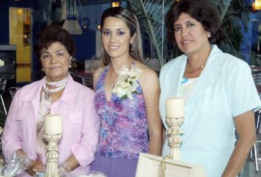 Gabriela en compañia de Concepción Fernández de Ruiz y Marisela Moreno de Salcido.