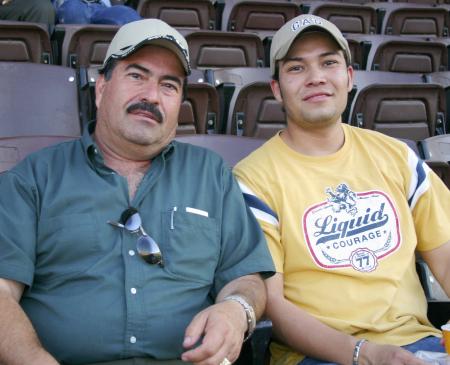 Cada apasionado del deporte se divierte a su manera; Óscar Alvarado observa del beisbol en compaña de su hijo Karin Alvarado; Óscar apoya al equipo de casa y dice que es un buen espectáculo.