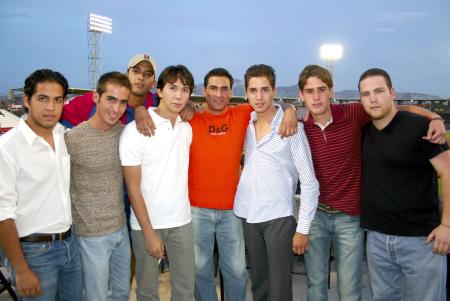 Los laguneros Alfredo, Carlos, Arturo, Andrés, Rodolfo, Juan, Chato y Jorge platicaban y discutían sobre las jugadas de ambos equipo.