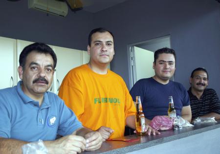 Armando Morales observaba el juego acompañado de sus amigos,  Juan Gerardo Hernández, Francisco Lozano y Francisco Téllez.