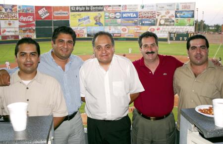 El ambiente  se vivió a lo grande, algunos aficionados como el Ing. Gerardo de Santiago, Lic. Manrique Uribe, Sergio Beristain y Guillermo Manning asistieron al lugar para disfrutar del juego.
