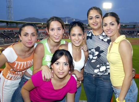 La afición lagunera disfrutó  la serie de Vaqueros Laguna  contra Toros de Tijuana en el estadio Revolución.
Martha Jaidar, Sonia García, Lilia Reyes, Chelito Macías, Liliana Suárez y Vanessa Gidi comparten la pasión por el beisbol.