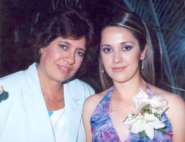 Gabriela Salcido Moreno con su mamá Marisela Salcido de Moreno, en su despedida de soltera realizada recientemente.