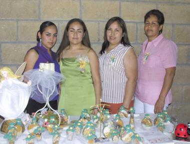 Karla Judith Rodríguez Pacheco acompañada de Benita Filerio Vianeth Rodríguez y Hortensia Pacheco, en su despedida de soltera.