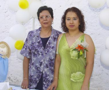 Liseth Herrera Rubio acompañada de Maura de Rodríguez, en su despedida de soltera.