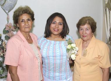Mónica Margarita Guerrero acompañada de las anfitrionas de su fiesta de despedida, Antonia Orona Romero y Carmen Flores Guzmán.