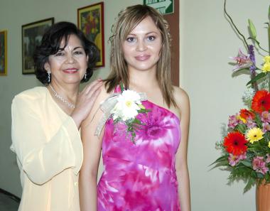 Karla Edith Reyes Rodríguez acompañada de su mamá, Juanita Rodríguez García, en su despedida de soltera.
