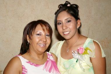 Norma Delia Castañeda Vallejo en compañía de su mamá María Elena Vallejo de Castañeda, en su despedida de soltera.