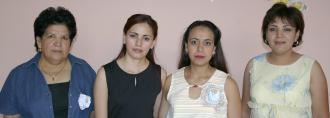  03 de Junio   
María Antonieta Medina de González acompañada de Ángeles Hernández y Lorena y Érika González, organizadoras de su fiesta de regalos.