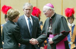 El Obispo de Roma y Bush hablaron a solas durante 15 minutos en la Biblioteca Privada del Papa.
Según el Obispo de Roma, el terrorismo impide que los valores humanos se desarrollen de manera tranquila, lo que es esencial -dijo- para poder liberar a la sociedad de la guerra y de la plaga del terror.