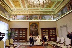 El Papa también se refirió a las guerras que ensangrentan algunos países africanos, y calificó de 'intolerables' las situaciones que atraviesan debido a las guerras fratricidas, unidas a las pandemias y a la pobreza total.
