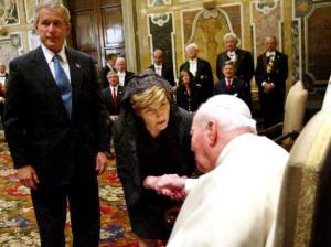 La primera dama Laura Bush se acercó a saludar al Papa y también le dijo estar muy contenta por estar en su presencia.