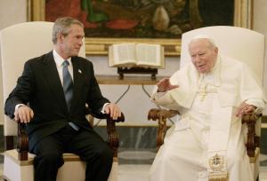 Sentado junto a Bush, el Pontífice resaltó la formación del nuevo Gobierno interino de Irak como un paso para esa normalización y pidió que ésta llegue también a Oriente Medio y se produzca el diálogo entre el Gobierno de Israel y la Autoridad Nacional Palestina para alcanzar la paz.