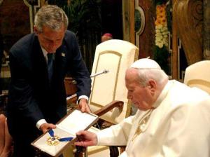 Juan Pablo II también afirmó que el terrorismo ha sacudido las relaciones entre los estados y ha creado dificultades en las conciencias civiles y religiosas y pidió a EU y a Europa que colaboren juntos para poder afrontar los graves problemas que afectan al mundo y garantizar la paz.
