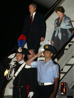 El presidente de EU, George W. Bush, inició una visita a Roma, el día en que se conmemora el 60 aniversario de la liberación de la ciudad del fascismo y el nazismo, en medio de las protestas de grupos pacifistas por su política sobre Irak.