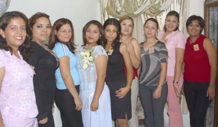 Mónica MArgarita Guerrero junto a las invitadas de su despedida de soltera, ofrecida con motivo de su próximo enlace con Julio césar Gómez Flores.