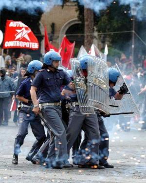 Las escaramuzas de los radicales y el lanzamiento de objetos provocaron algunas cargas por parte de los agentes antidisturbios, a las que restó importancia el Prefecto de Roma, Achille Serra, que alabó la drástica intervención del servicio de orden interno.